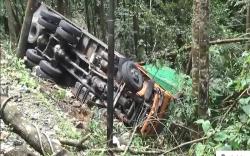 Parkir di Pinggir Tebing 15 Meter, Truk Kontainer Terguling dan Masuk Jurang