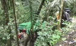 Kronologi Truk Kontainer Muatan Margarin Terguling dan Masuk Jurang di Maros