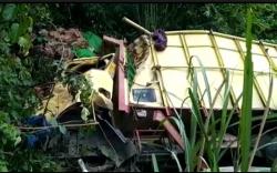  Kecelakan Hari Ini di Lahat, Truk Air Mineral Terjun ke Jurang