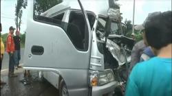 Kronologi Elf Rombongan Santri Rembang Tabrak Truk Parkir di Jalan Pantura<