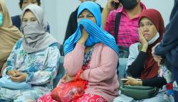 Suasana Haru Keluarga Menunggu Korban Kebakaran Depo Pertamina di RSUD Koja