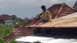 Pria di Denpasar Bikin Geger, Panjat Atap Rumah Warga hingga Lempar Ember<
