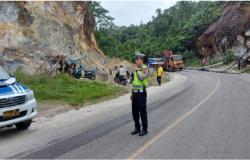 Truk Muatan Air Mineral Tabrak Tiang Listrik, Mobil Terbalik