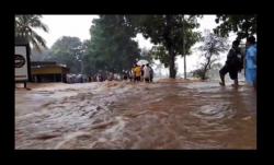 Banjir Bandang Putus Jalan Raya Bondowoso-Jember, Lalu Lintas Lumpuh Total 