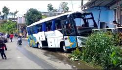 Kecelakaan Bus Pariwisata Tabrak 2 Mobil di Jalur Wisata Guci, Sejumlah Penumpang Luka