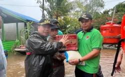 Bupati Sambas Satono Turun ke Lokasi Banjir Berikan Bantuan di 3 Desa