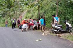 Rem Blong di Tanjakan Bibis Girimulyo, Mobil Tua Hantam Pohon Jati Lalu Masuk Parit