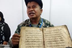 Merinding, Guru SMA di Malang Ini Koleksi Naskah Kuno Berisi Sihir dan Mantra Kutukan <