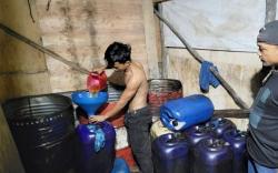 Gudang Solar Ilegal di Palembang Digerebek, 4 Orang Diamankan<