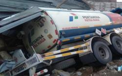 Truk Tangki BBM Tabrak Rumah di Palembang, 1 Warga Luka-Luka<