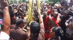 Massa Pendukung Plt Bupati Mimika Gelar Aksi Damai, Tuntut Hentikan Kasus Hukum