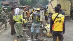 Badan Jalan di Jembatan Cilamaya Purwakarta Ambrol, Lalu Lintas Jalur Nasional Macet