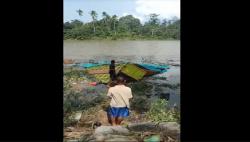 Diduga Rem Blong, Truk Muatan Kayu Terjun ke Sungai usai Tabrak Mobil dan Kios Warga