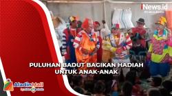 Hibur dan Bagikan Hadiah untuk Anak-Anak, Puluhan Badut Datangi Lokasi Pengungsian Kebakaran Plumpang