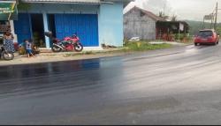 Viral Aspal Jalan di Banjarnegara Meleleh dan Lengket hingga Bikin Pengendara Terjatuh<