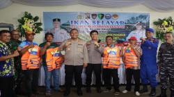 Dukung Keselamatan Berlayar, Polres Demak Bagikan 25 Life Jacket ke Nelayan