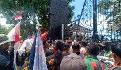 Demo Pendirian Tower Seluler di Blitar Ricuh, Warga Marah gegara Tak Ditemui Bupati