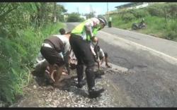 Cegah Kecelakaan, Polisi Perbaiki Jalinteng Berlubang di OKU 