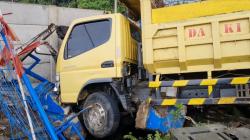Diduga Rem Blong, Truk Tabrak Pagar Kantor Polisi kemudian Masuk Parit