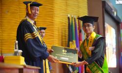 Kisah Inspiratif Raffi Wisudawan Terbaik Unnes, Jual Karya untuk Biaya Kuliah hingga Jadi Arsitektur
