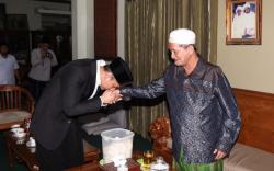 AHY Cium Tangan Gus Ali di Ponpes Bumi Sholawat: Beliau Guru Kita Semua<