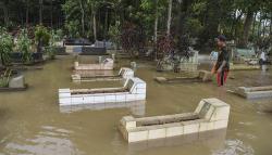 Pemakaman Terendam Banjir Setinggi 60 Sentimer di Ciamis<