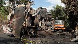 Evakuasi Bangkai Mobil Tangki BBM Terbakar di Minahasa Selatan