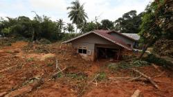 Listrik Kembali Nyala, Korban Longsor Natuna Mulai Bersihkan Rumah<