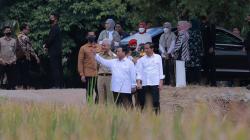 Prabowo Dampingi Jokowi Tinjau Panen Raya di Kebumen