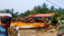 Truk CPO Terguling di Halaman SD Aceh Barat, Sopir Diduga Mengantuk