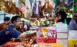 Wamendag Sidak Pasar di Malang: Sembako Aman, Harga Daging dan Ayam Turun