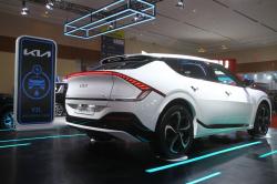 Mengaspal, Kia Serahkan Mobil Listrik EV6 ke Konsumen Pertama di GJAW 2023