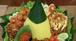 Terungkap, Cara Potong Tumpeng Bukan dari Atas Kerucutnya, seperti Ini yang Benar!