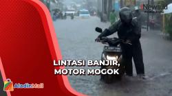 Nekat Melintasi Banjir di Pondok Aren, Kendaraan Roda Dua Mogok