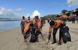 Satlinmas Rescue Istimewa Gunungkidul Bersihkan Pantai Sepanjang, Ada Apa?