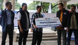 Partai Perindo Serahkan Bantuan Gerobak untuk Pedagang Nasi Goreng