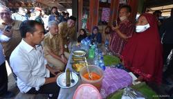 Presiden Jokowi Sarapan Lontong Sayur di Pasar Menden Blora