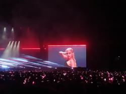 BLACKPINK Sapa Penggemar saat  Konser Hari Pertama di Stadion GBK, Blink Histeris