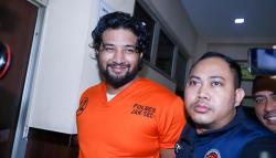 Senyum Ammar Zoni Pakai Baju Tahanan Kasus Narkoba