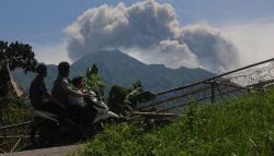 Foto Gunung Merapi Keluarkan Awan Panas ke Arah Kali Bebeng
