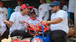 Sopir Truk di Sukabumi Semringah Dapat Dongkrak dan Kompresor Angin dari KST Jabar