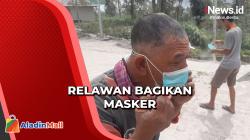 Dampak Abu Vulkanik Gunung Merapi, Relawan Bagikan Masker ke Warga