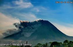 Gunung Merapi Muntahkan 54 Kali Awan Panas Guguran sejak Sabtu
