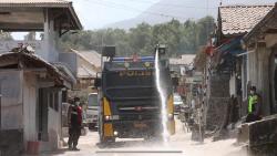 Tim Gabungan Bersihkan Jalan Tertutupi Abu Vulkanis Erupsi Merapi di Magelang<