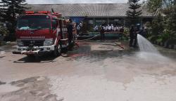 Petugas Gabungan Bersihkan Abu Vulkanik Gunung Merapi di Halaman Sekolah
