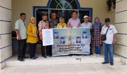 Anggota DPD RI Asal Kepri Serahkan Bantuan Kepada Korban Longsor di Serasan