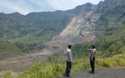 Material Longsoran Tebing Gunung Galunggung Timbun 9 Hektare Dasar Kawah<