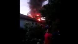 Diduga Korsleting Listrik, Pabrik Ban Bekas di Cirebon Ludes Terbakar