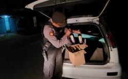 Cegah Kejahatan Jalanan, Polisi Sita Ratusan Botol Miras Berbagai Merek di Muntilan