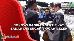 Jokowi Bagikan Sertifikat Tanah di Tengah Sawah Becek, Jokowi: Ini yang Pilih Tempat Siapa?